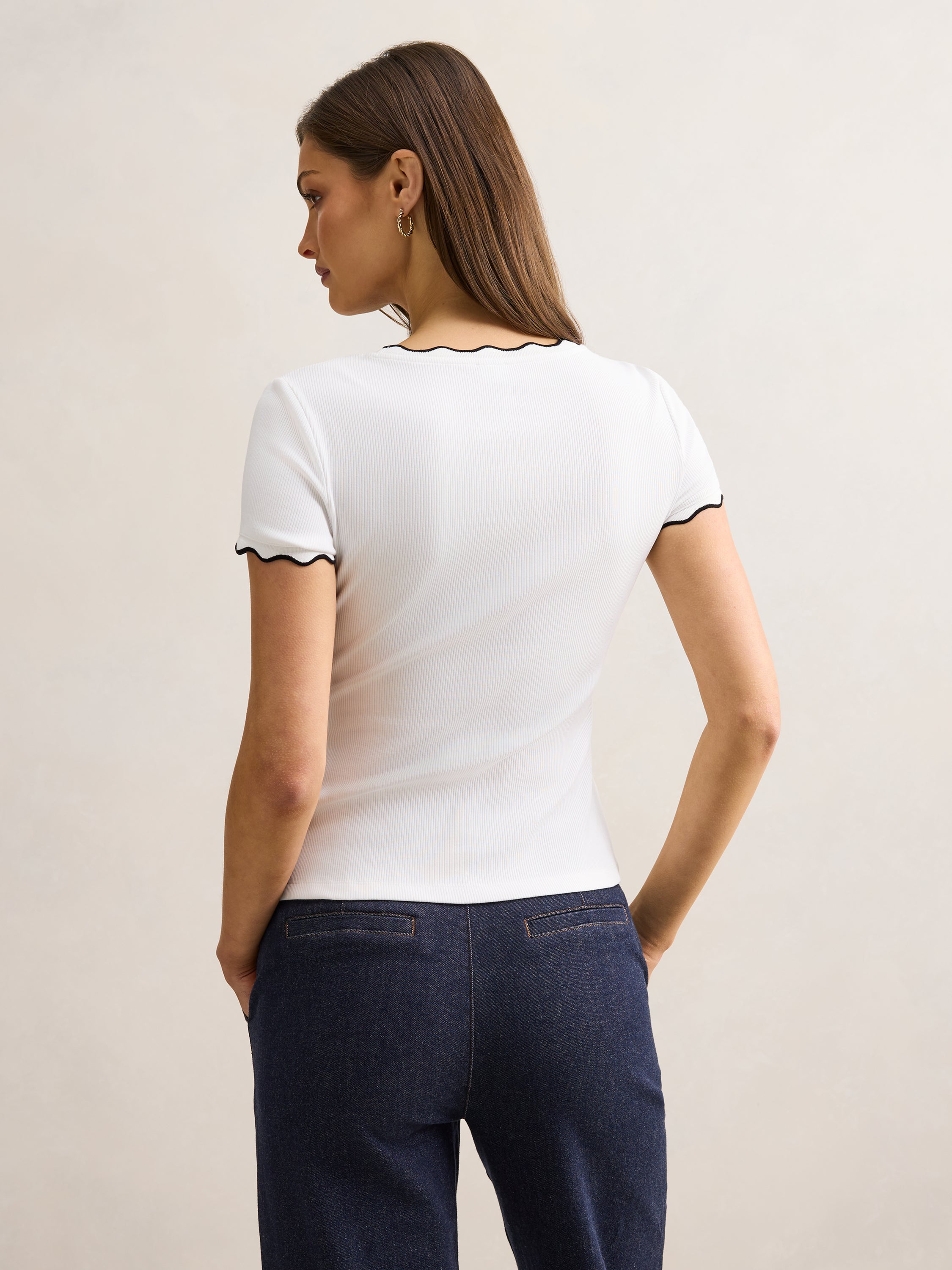 Rebecca Scallop Trim Tee – Forever New