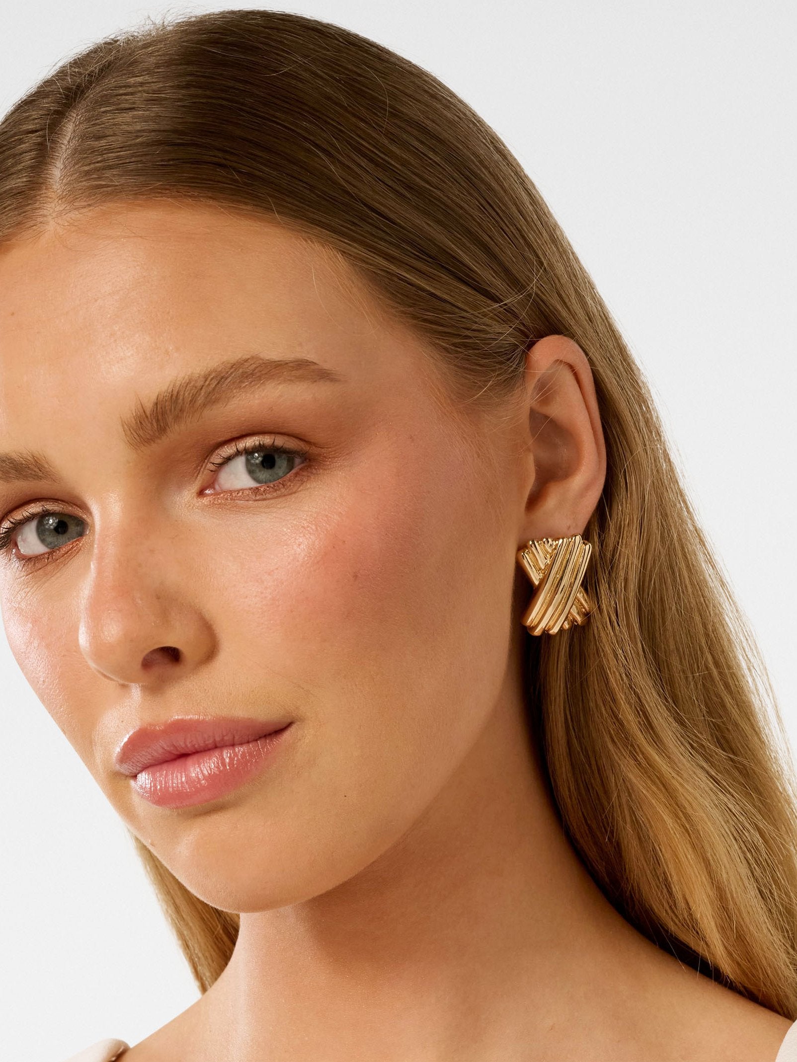  Signature Mila Criss Cross Stud